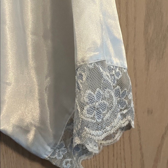 Luxurious Cream Lace-Trimmed Robe - Picture 3 of 10